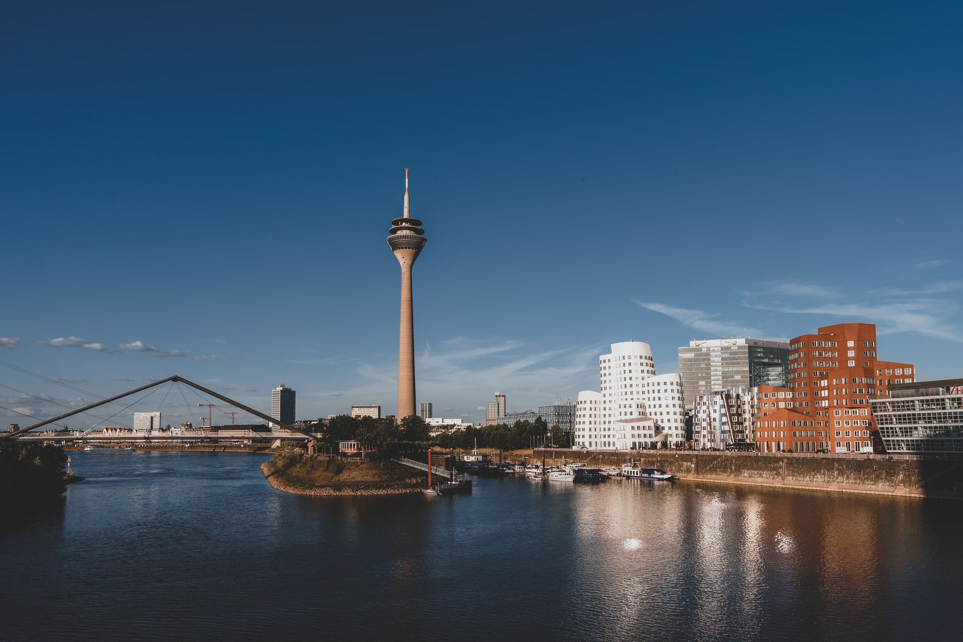 Düsseldorf med Rhinen og Rheinturm